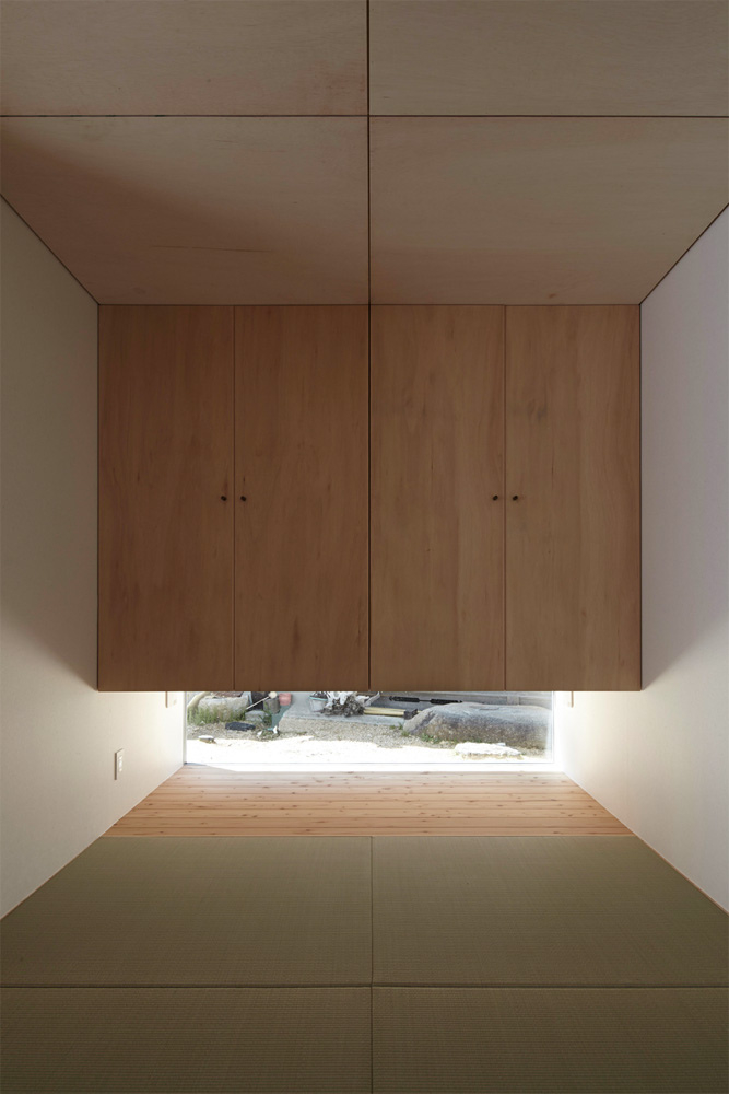 低い軒とせりあがる屋根
