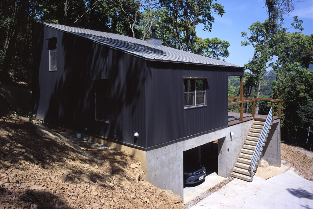 傾斜地に建つ家
